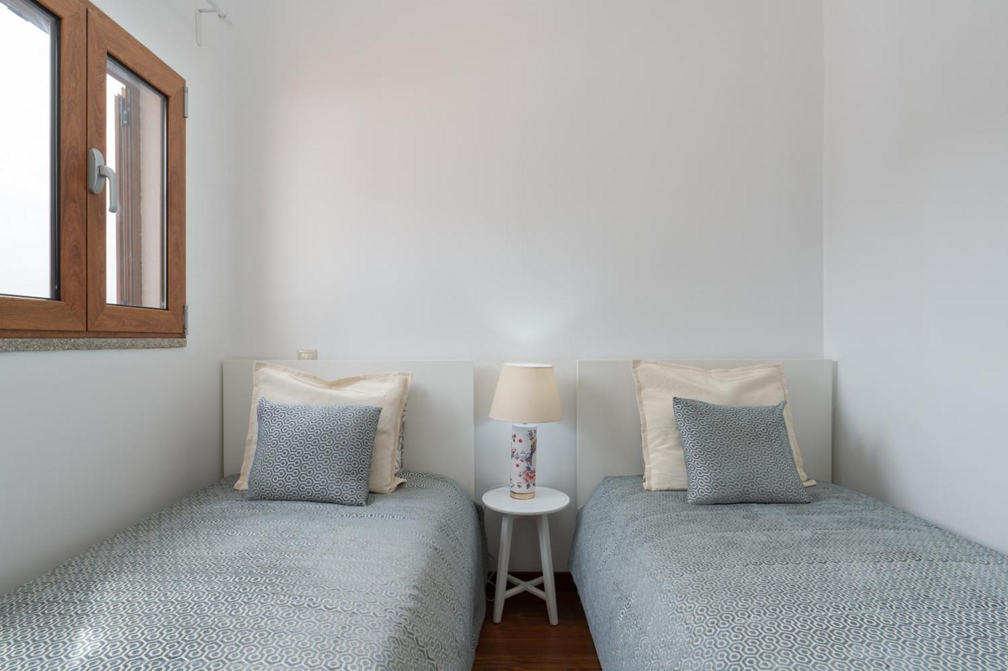 Ferienhaus Spacious Duplex House - Jacuzzi & Terrace *