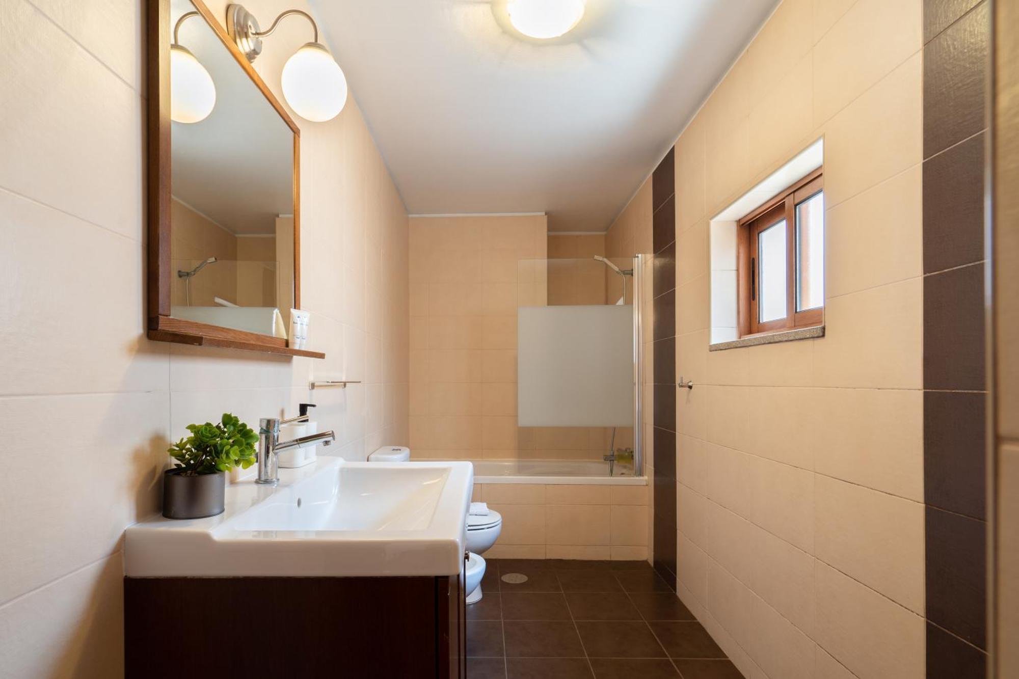 Ferienhaus Spacious Duplex House - Jacuzzi & Terrace *