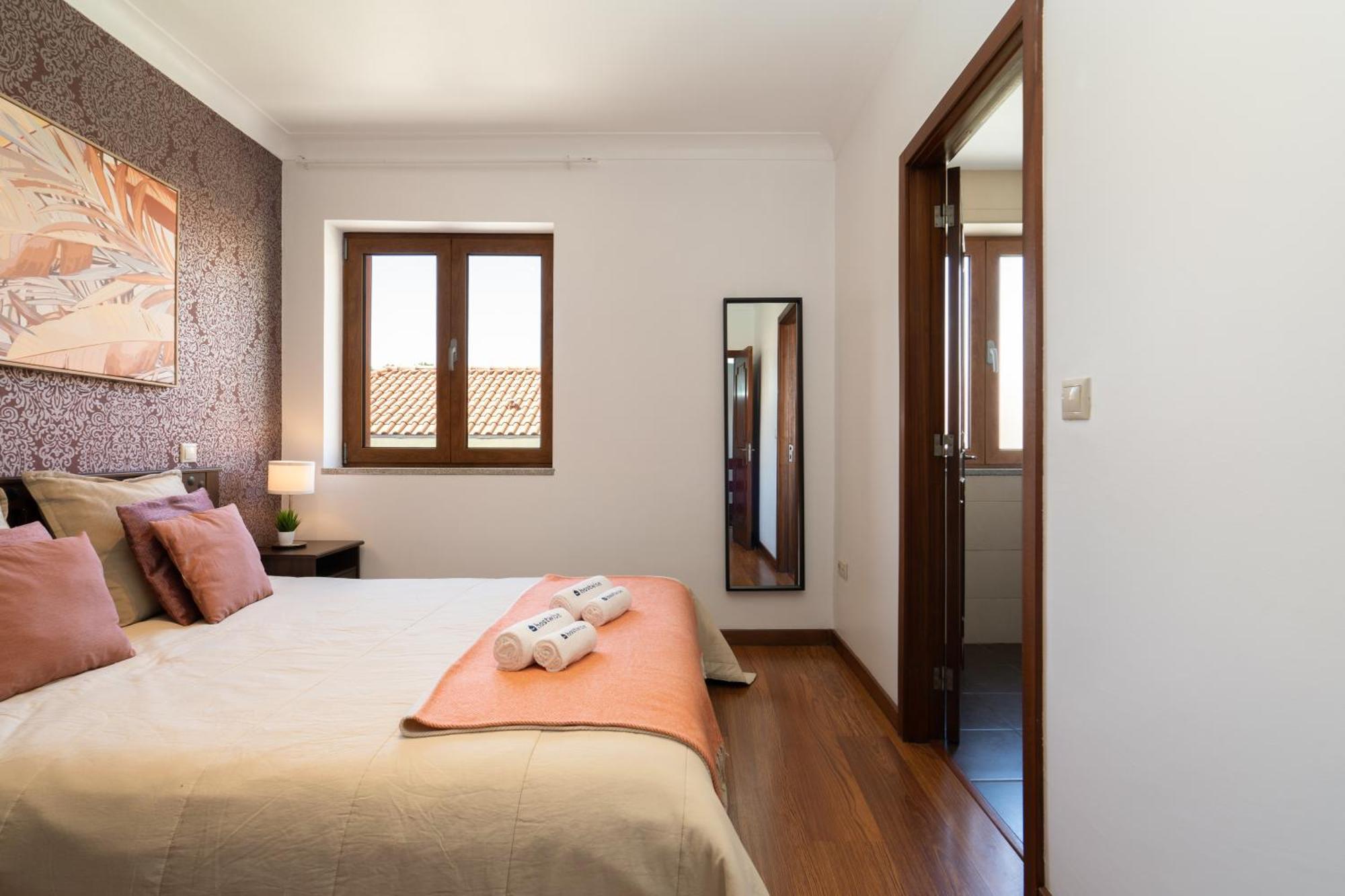 Ferienhaus Spacious Duplex House - Jacuzzi & Terrace
