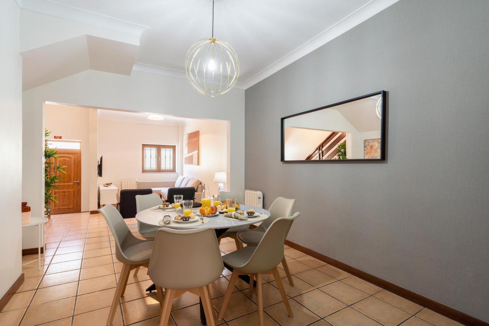 Ferienhaus Spacious Duplex House - Jacuzzi & Terrace *