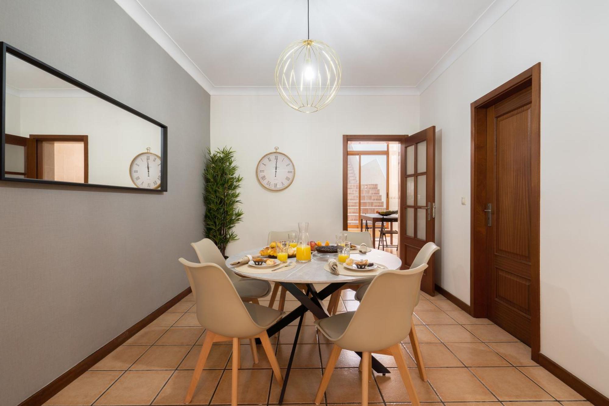 Ferienhaus Spacious Duplex House - Jacuzzi & Terrace Porto