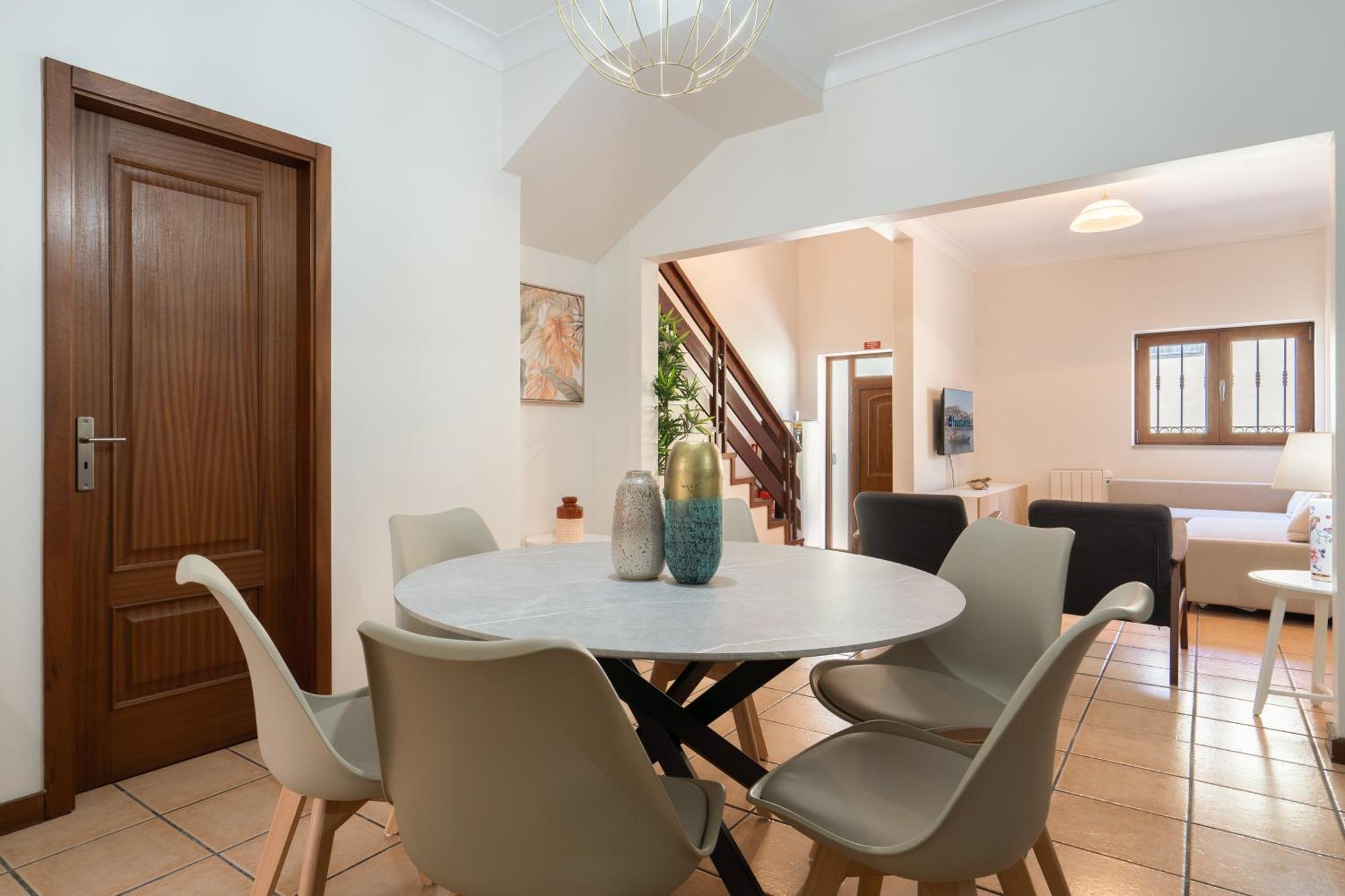 Ferienhaus Spacious Duplex House - Jacuzzi & Terrace *
