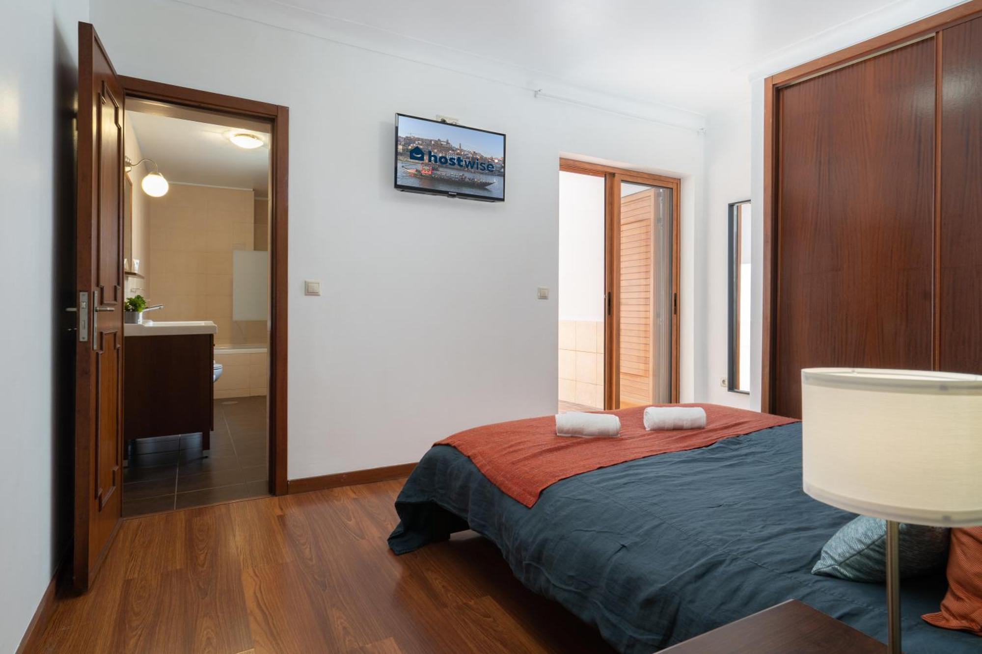 Spacious Duplex House - Jacuzzi & Terrace Ferienhaus Porto